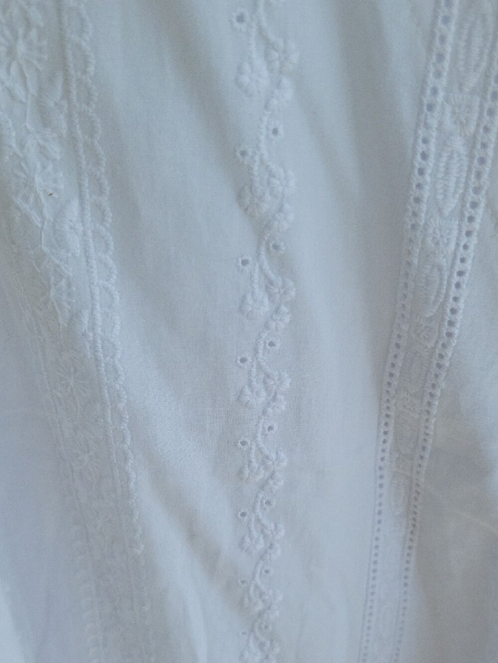 Time and Tru White Sleeveless V-Neck Eyelet Lace Camisole - Picture 3 of 11
